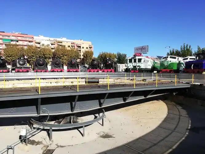 可旋转的火车轨道