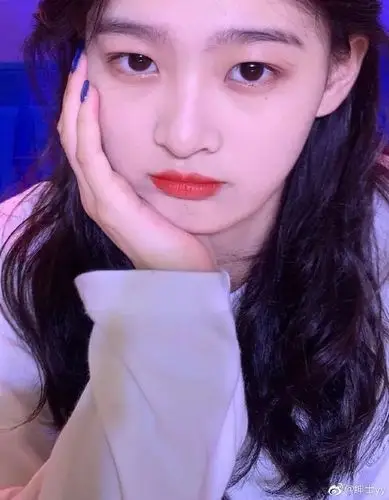 但是圆圆的眼睛,有点肉的鼻头,加上圆乎乎的脸蛋,具备了一切可爱的