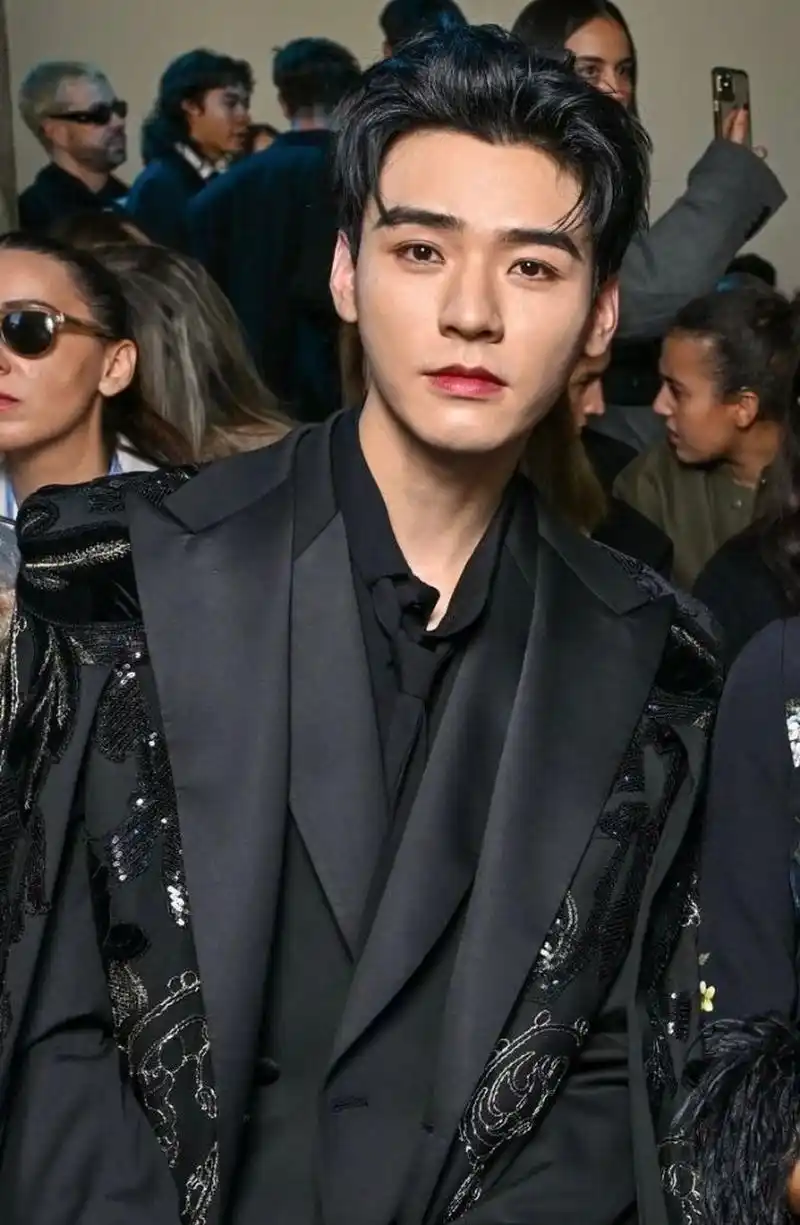 龚俊巴黎时装周生图,怎么感觉面相变了,什么死亡口红色号.