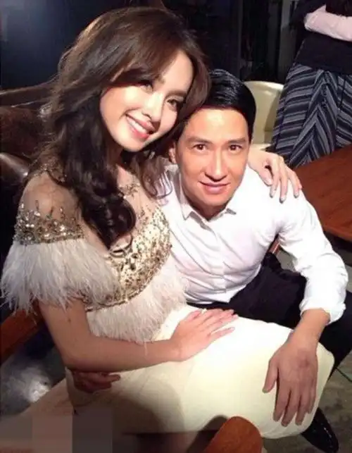 那就是泰国艺人poy,poy今年才34岁,在7岁的时候选择做了手术,在变性