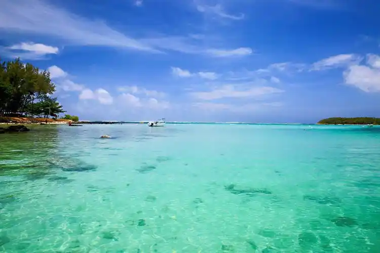 之甚少,当时就被这个小岛迷人的海景震撼到,原来大海还能这样绚丽多彩