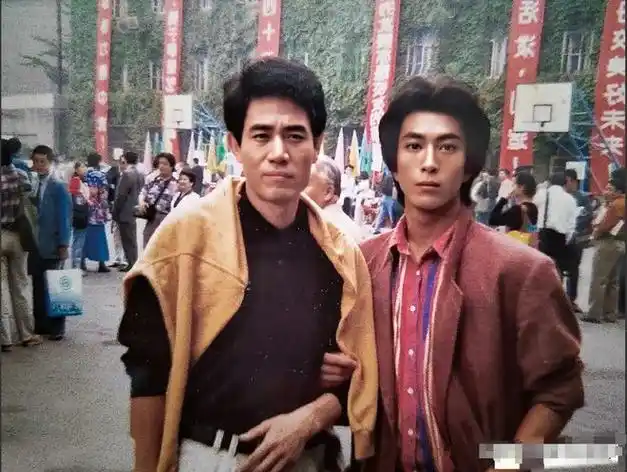 陈宝国的辨识度真高,年轻的时候和年老的时候那个脸都一个样,一般人都