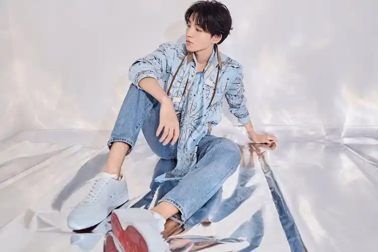 王俊凯超适合蓝色调衣服这一身搭配的很走心