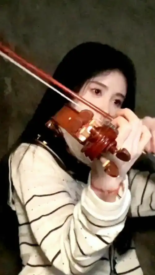 鞠婧祎一首玫瑰少年,会拉小提琴,多才多艺惹人爱