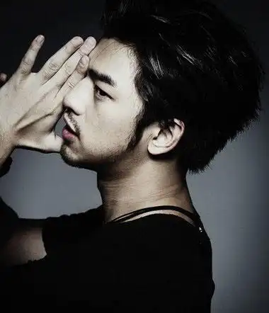 两鬓长的男生发型男生长鬓角发型