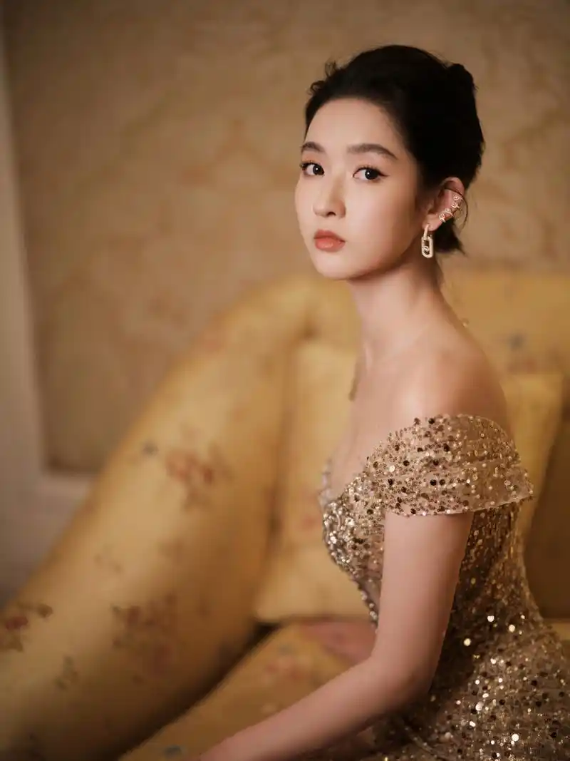 绝美瞬间!王玉雯身穿高定礼服裙,低胸设计勾勒迷人曲线,尽显女神风范!