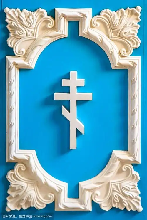 白色东正教十字架在美丽的蓝色木制框架