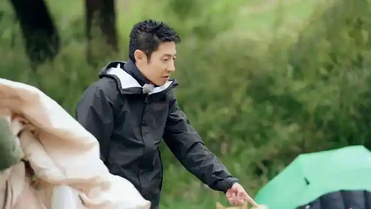 明星搭帐篷集锦:康辉搭帐篷,撒贝宁一旁指挥着,动嘴不动手