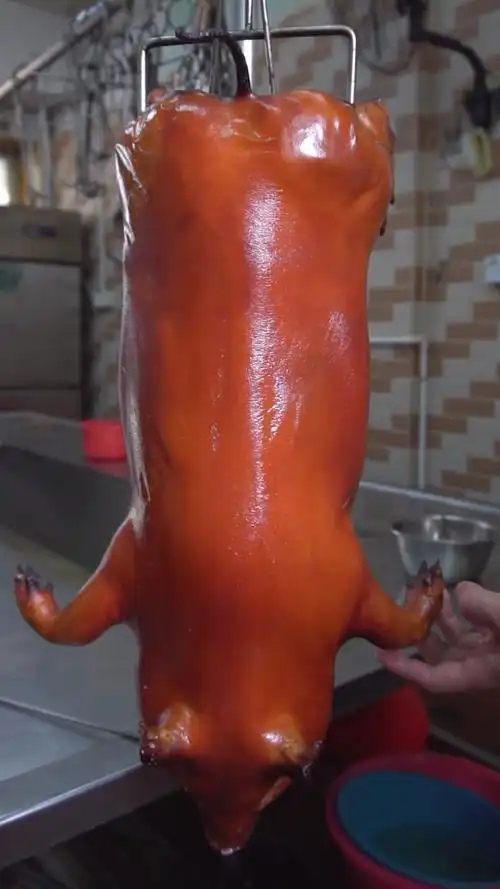 广东烧腊三大天王中的重量级菜式——烧乳猪