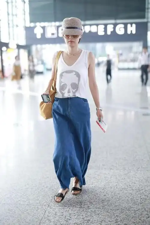 马伊琍穿上白色背心,搭一款牛仔裙出行,穿着清爽又拉风!