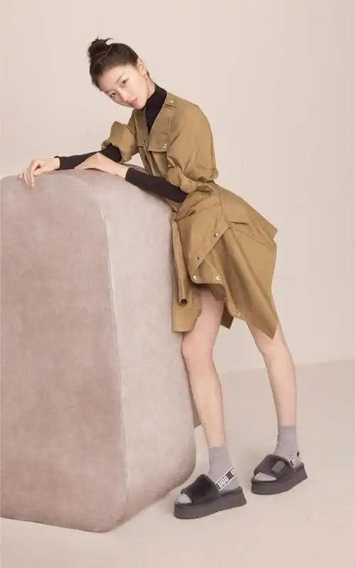 周冬雨金鸡奖红毯造型一袭银色亮片露腰长裙未来科技感超吸睛