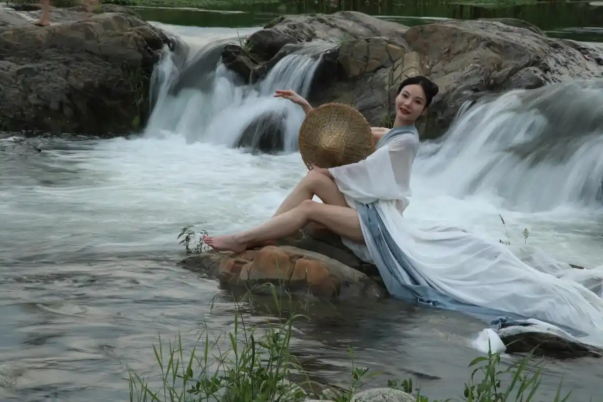 唯美意境 #瀑布美景 #妩媚性感 #仙气飘飘 #古风摄影  - 抖音