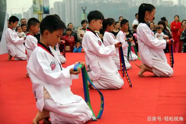 光脚练跆拳道的孩子,台上表演的像模像样,教练是世界冠军!