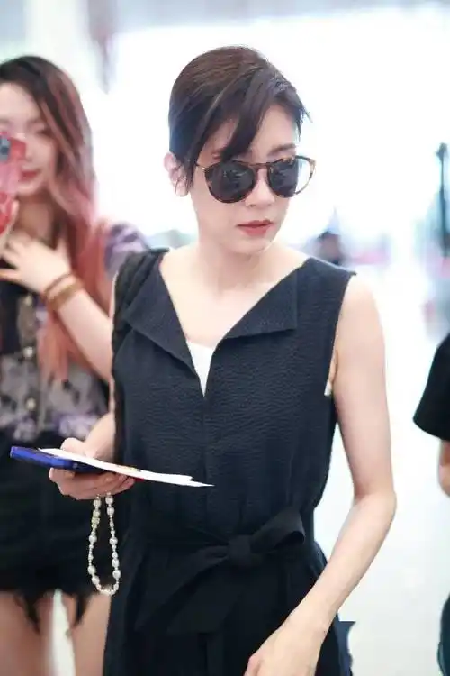 贾静雯黑色造型现身机场 翻领设计简约风好适合她_北京_连体_白色
