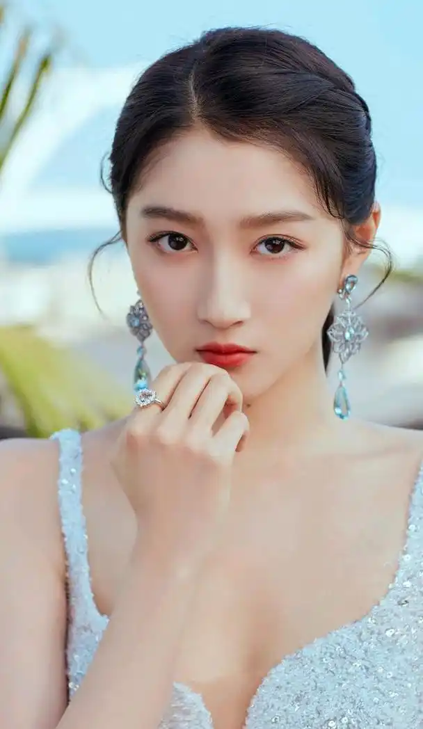 国民闺女关晓彤:从少女偶像到实力派演员,她的成长之路令人震撼