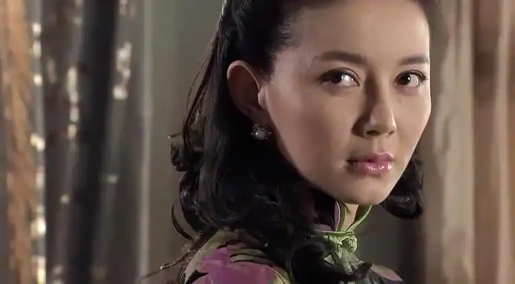 飞哥大英雄:小保姆本性暴露,竟是日本女特务,巩教授气得拔枪!