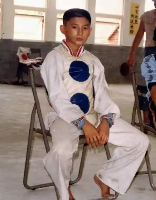 "霹雳虎"吴奇隆藏着无数辛酸的前半生,和他背后的温柔女神_小虎队