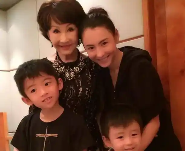 林青霞:放弃3亿换儿子抚养权,分手从不说谢霆锋坏话_陈小春_孩子