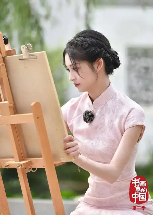 周洁琼穿旗袍秀纤腰长腿,长发盘起气质温婉又贤淑