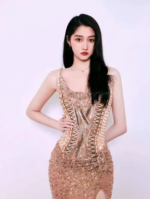 关晓彤国剧盛典造型发布,身穿香槟钻时尚礼服,美丽又高品质!