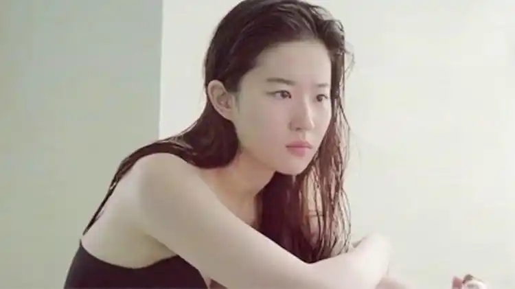 刘亦菲片场脱鞋,当看到她的脚丫子后,网友:神仙姐姐变大汉了