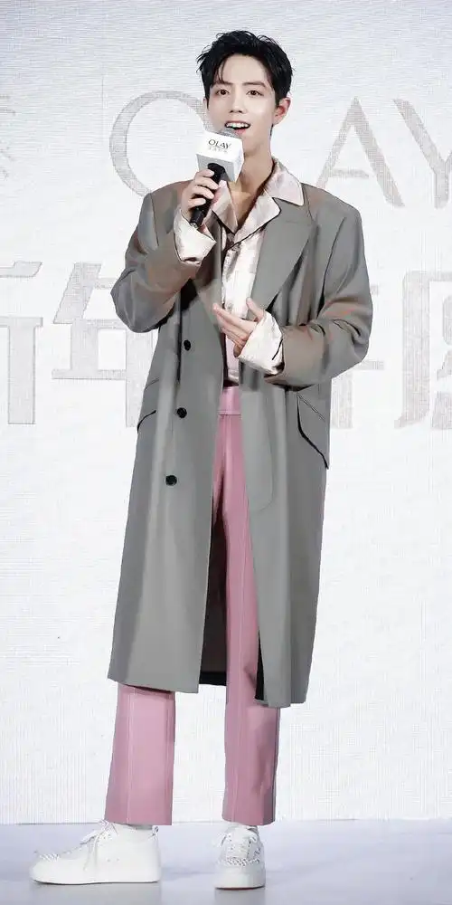 肖战超话#肖战#xz#正能量偶像肖战#肖战全身照@x玖少年团肖战daytoy"