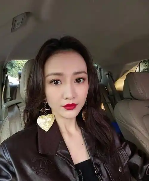 38岁王鸥近照好惊艳,穿玫瑰红裙戴蕾丝面具,满头白色卷发太别致_节目