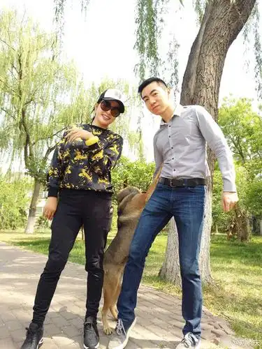 62岁刘晓庆豪宅门口晒自拍 与小鲜肉亲密逗狗