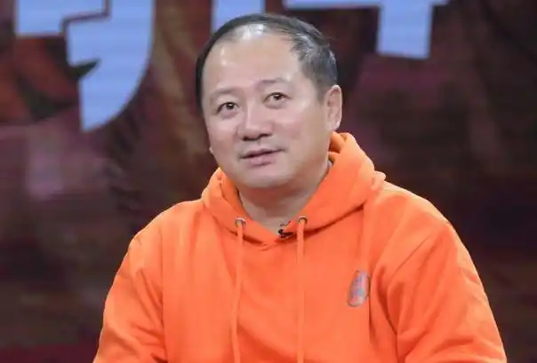 20日,《乡村爱情》中谢广坤的扮演者唐鉴军,因为将自己新买不久的豪车