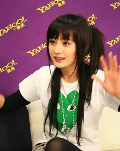 杨幂早年青涩照曝光?五官精致皮肤白皙,如同一位清纯可人的学生|整容|