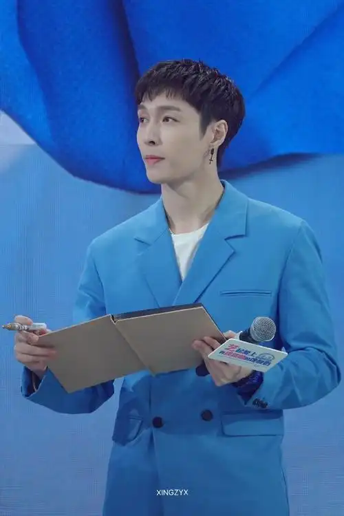 张艺兴蓝色西装套装造型