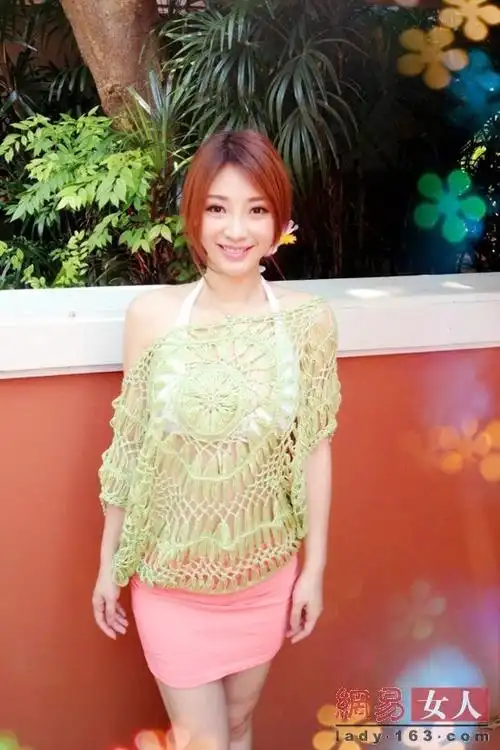 跟罗紫琳一样,大部分明星,尤其是好莱坞明星度假都首选火辣的比基尼