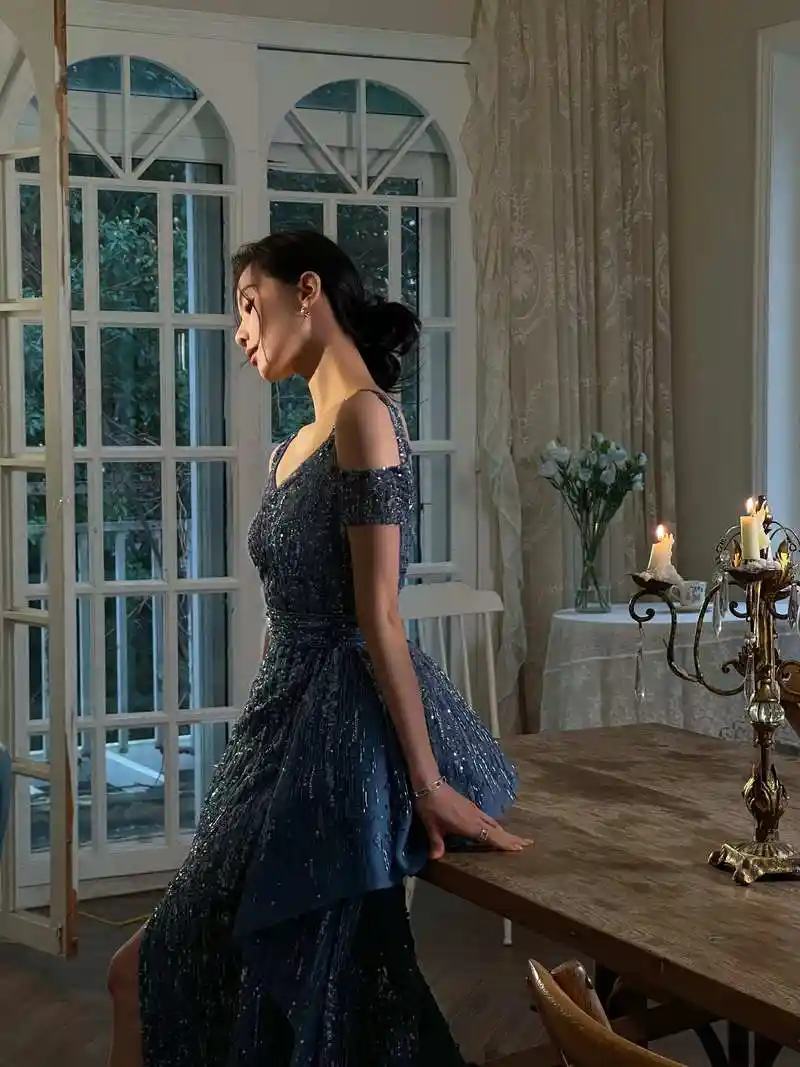 气质如兰刘诗诗温文尔雅大小姐系列写真浅蓝亮片露背长裙气质出众