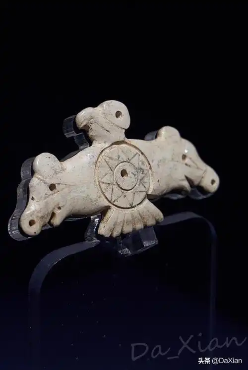 玉器在凌家滩文化中占有非常重要的位置,其中玉龙,玉鹰,玉人,玉猪以及