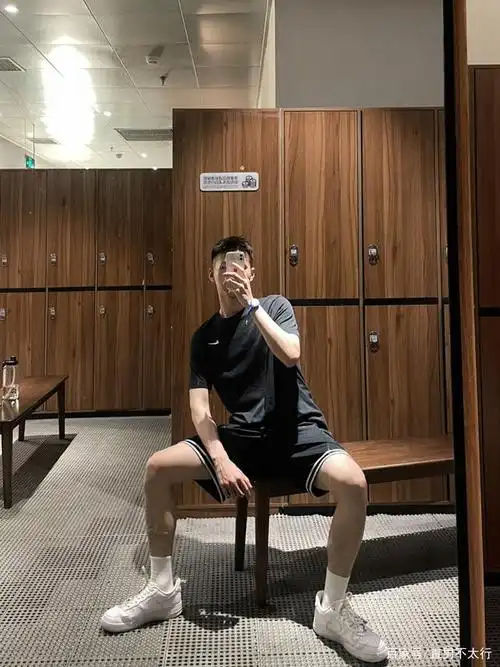 现在的男孩子身材都这么好的吗,胸肌加上腹肌就很完美!