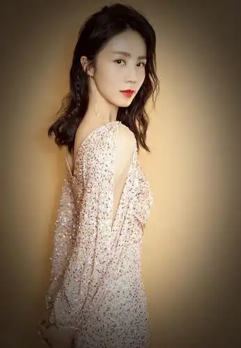 孙莉不再低调!一袭粉色亮片连衣裙高级大气,42岁穿衣品位太好了|孙莉|