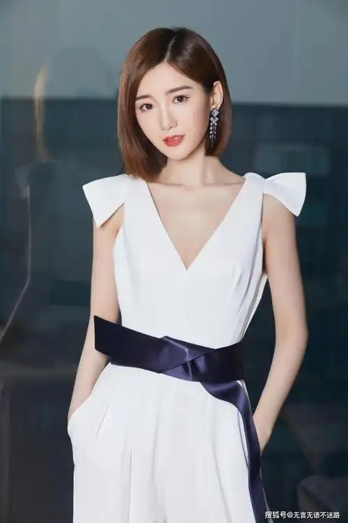 毛晓彤穿着白色深v连体裤,留着干净利落的短发,那双漂亮的眼睛很是