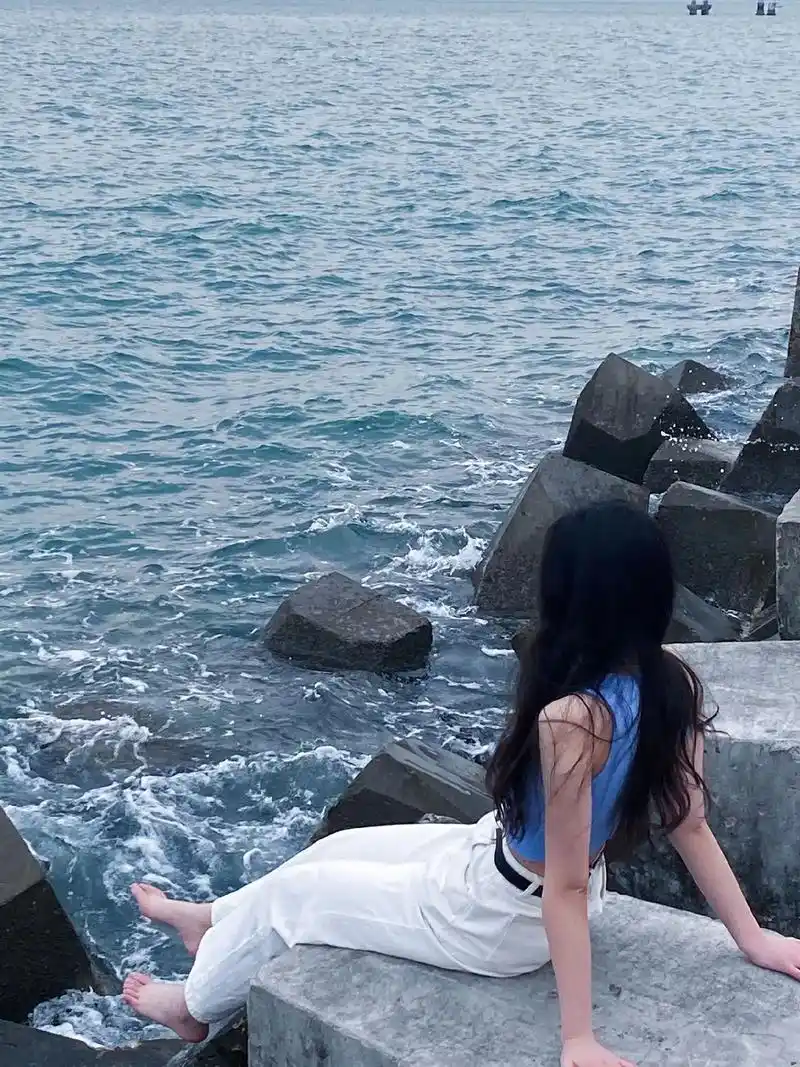 我是背影杀手#喜欢海边的自由和浪漫 #一起看海 #去看可以治 - 抖音