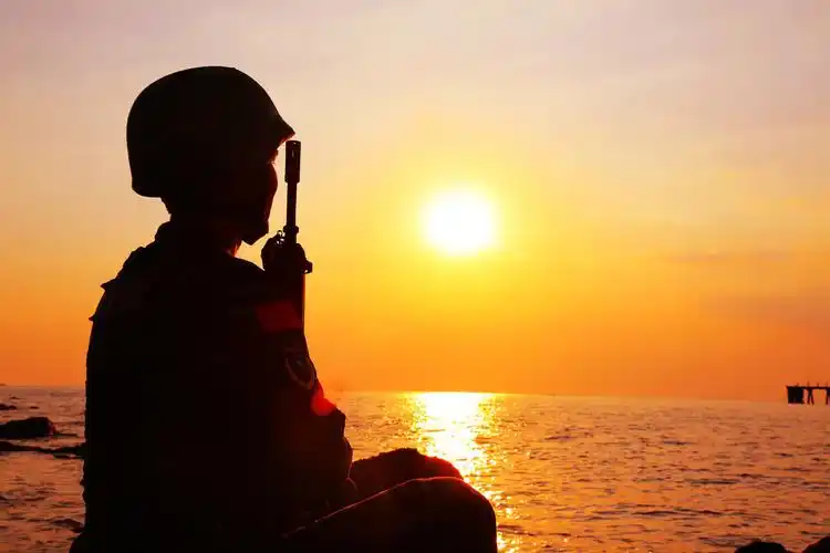 霞光辉映,这组剪影定格了军人最帅的姿态