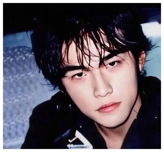 周杰伦晒20年前旧照清秀帅气颜值超高