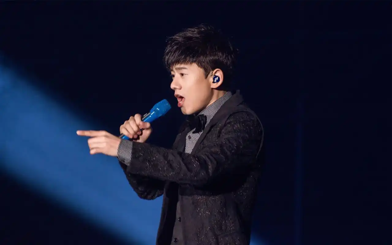 歌手张杰演唱会现场高清帅气图片桌面壁纸