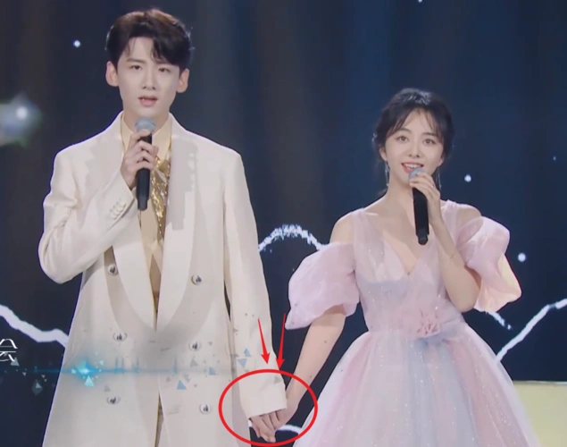 白敬亭谭松韵合作演唱牵手画面甜蜜十足同台实在太好嗑