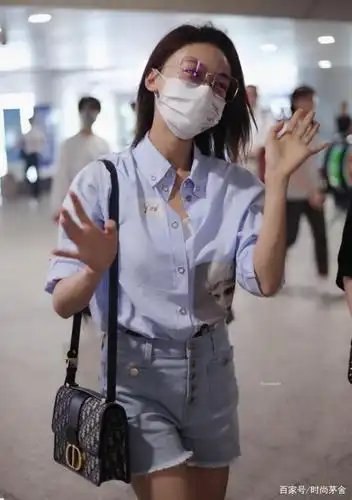 吴谨言有多瘦?5颗纽扣的牛仔裤穿着还很松,这身材得逼死多少人