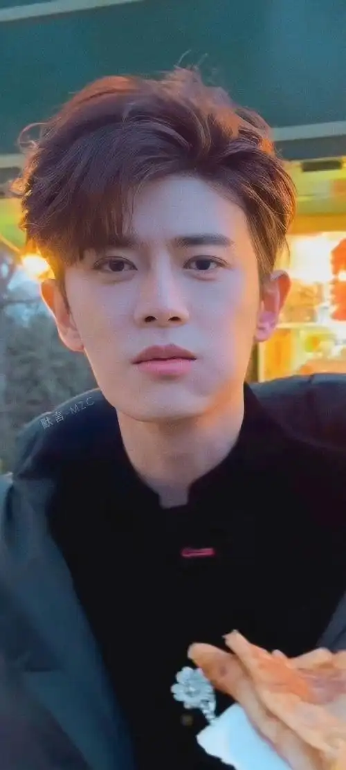 任嘉伦超话  #任苒时光##任嘉伦#  任嘉伦|截修 卡大头版壁纸 9p    c