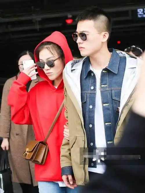 欧豪马思纯牵手现身,女方瞬间小鸟依人,但这双眼皮是没恢复好吗_照片