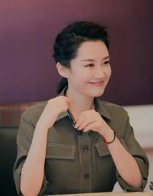 原创许晴素颜自拍似冻龄51岁未婚仍然期待爱情一笑梨涡都醉了