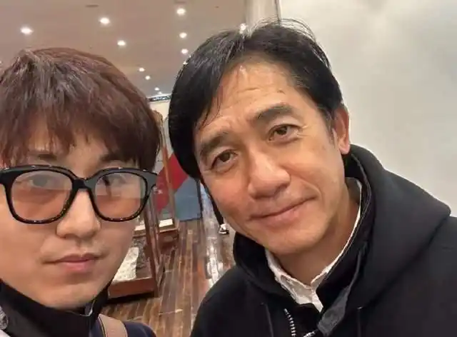 梁朝伟在滑雪场被粉丝偶遇,头戴兔子帽,满脸皱纹看起来老了不少