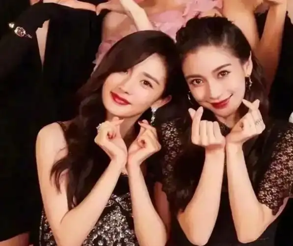 有种"闺蜜"叫杨幂杨颖,刻意做同款发型合照,网友:越长越像了