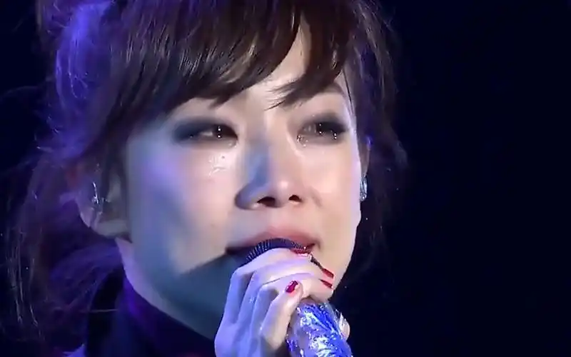 李宗盛算什么!55岁林忆莲唱《蓝莲花》才最好听,开嗓撕心裂肺