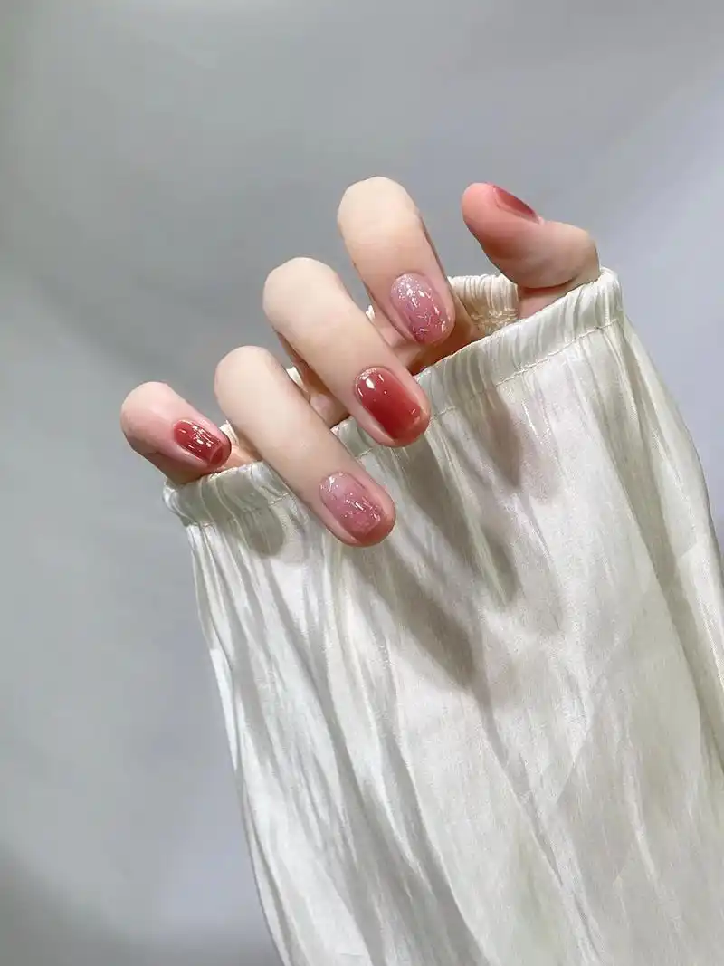 超好看的美甲 #显白颜色 #短指甲 # - 抖音